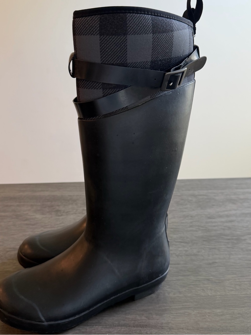 Muck Boot Hale Tall Pull On Rubber Boot Black Gray Plaid Women's Size 9 Buckle